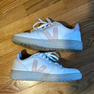 Women’s Veja pink and white leather sneakers EUC size 8